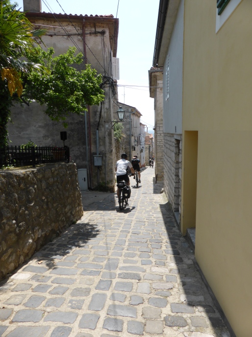 Foto: Manfred Karl / Mountainbiketour / Mit dem Bike von Krk nach Cres / In den Gassen von Krk / 01.07.2016 20:16:58