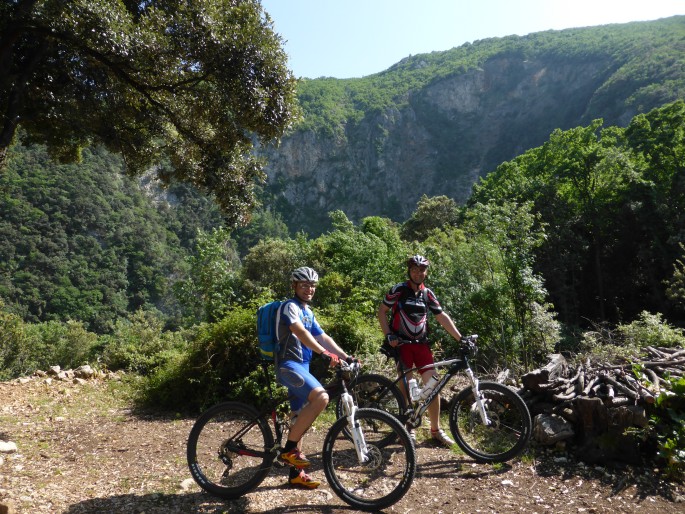 Foto: Manfred Karl / Mountainbiketour / Mit dem Bike von Krk nach Cres / Den Weg in die Meraska jama haben wir leider nicht gefunden. / 01.07.2016 20:11:30