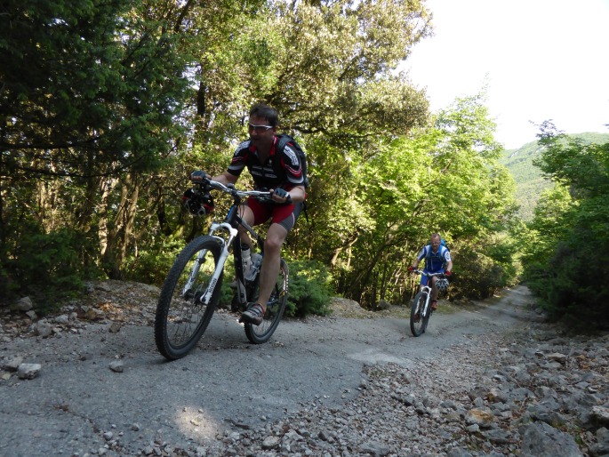 Foto: Manfred Karl / Mountainbiketour / Mit dem Bike von Krk nach Cres / Anstrengender Aufstieg - zum Glück im Schatten / 01.07.2016 20:10:09