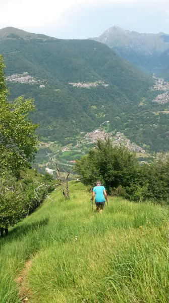Foto: Wolfgang Lauschensky / Wandertour / Pizzi di Parlasco / Taceno unter Monte Croce di Muggio, dahinter Monte Legnone / 02.07.2016 20:22:50