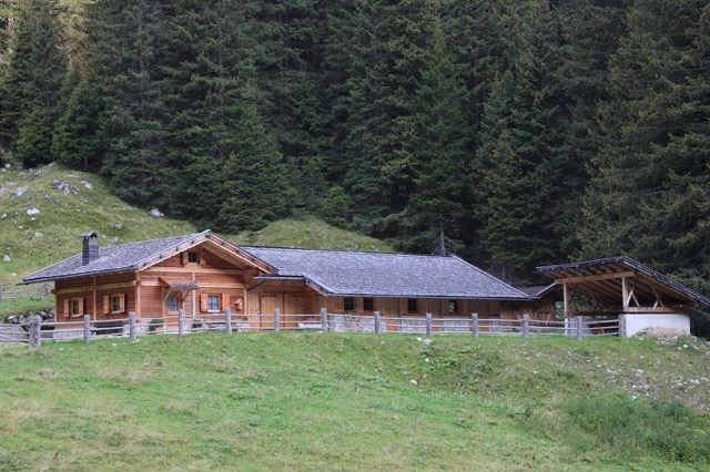 Foto: Werner Kaller / Wandertour / Von Graßstein zum Puntleider See über die Berglam / Die Berglalm geschlossen (Bild Walter Kaller) / 05.09.2016 17:46:25