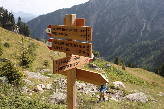 Foto: Werner Kaller / Wandertour / Von Graßstein zum Puntleider See über die Berglam / Wegetafeln oberhalb der Sulzenalm (Foto Walter Kaller) / 05.09.2016 17:48:57