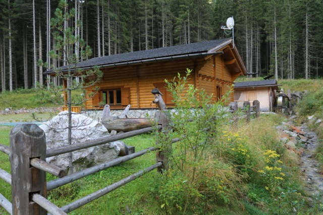 Foto: Werner Kaller / Wandertour / Von Graßstein zum Puntleider See über die Berglam / nach ca. 20 min Gehzeit trifft man auf die Kohler Bodnalm Privathütte (Foto Werner Kaller) / 05.09.2016 17:44:54