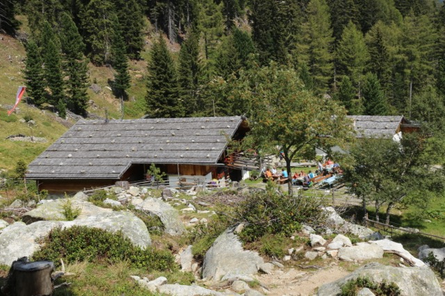 Foto: Werner Kaller / Wandertour / Von Graßstein zum Puntleider See über die Berglam / Die Seealm mit schöner Terrasse von oben (Foto Werner Kaller) / 05.09.2016 17:51:50