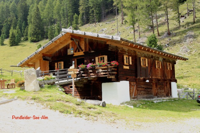 Foto: Werner Kaller / Wandertour / Von Graßstein zum Puntleider See über die Berglam / Die Puntleider Seealm (Foto Werner Kaller) / 05.09.2016 17:52:26