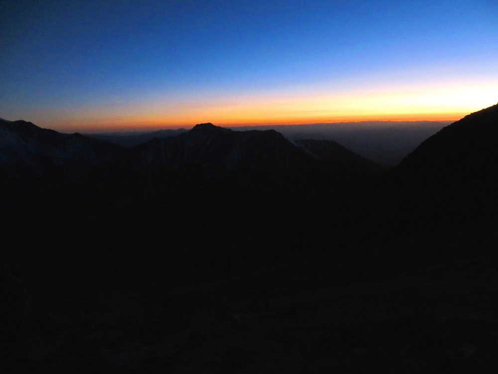 Foto: Andreas Koller / Wandertour / Chachani (6075m) / Nach dem Aufbruch um 2 Uhr bricht endlich der Tag um 6 Uhr an. / 03.10.2016 02:15:07