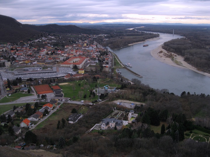 Foto: Andreas Koller / Wandertour / Donaublick vom Braunsberg (355m) / Am Gipfel des Braunsbergs mit Blick auf die Donau und Hainburg / 14.10.2016 02:53:23