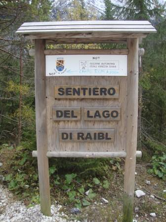 Foto: Wolfgang Dröthandl / Wandertour / Raibler See - Runde (Giro Lago del Predil) / Tafel beim Parkplatz am Südwestufer / 23.10.2016 15:06:33
