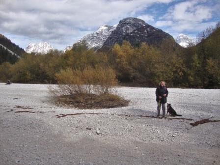 Foto: Wolfgang Dröthandl / Wandertour / Raibler See - Runde (Giro Lago del Predil) / Schwemmland des Rio del Lago - links im Hintergrund Cinque Punte, rechts Mangart / 23.10.2016 15:06:10