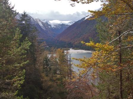 Foto: Wolfgang Dröthandl / Wandertour / Raibler See - Runde (Giro Lago del Predil) / An der Predilpass - Straße, Blick Richtung Sella Nevea / 23.10.2016 15:04:30