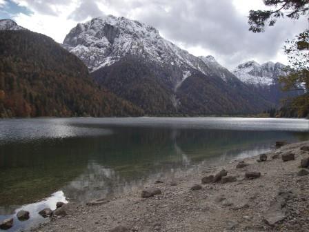 Foto: Wolfgang Dröthandl / Wandertour / Raibler See - Runde (Giro Lago del Predil) / Der Weg führt ein Stück direkt am Seeufer entlang / 23.10.2016 15:03:57