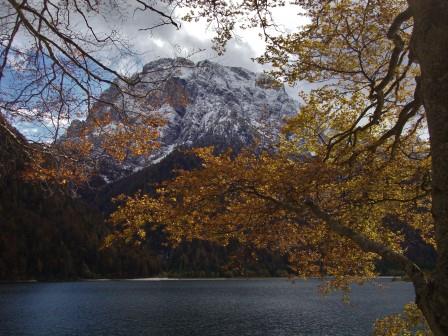 Foto: Wolfgang Dröthandl / Wandertour / Raibler See - Runde (Giro Lago del Predil) / Herbst am Raibler See (Lago del Predil) gegen Raibler Seekopf / 23.10.2016 15:02:34