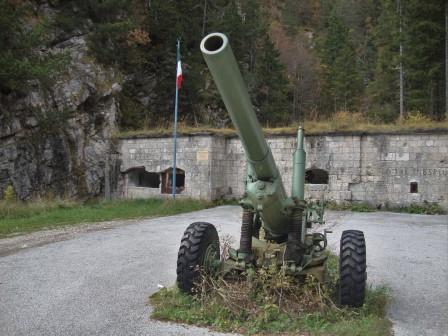 Foto: Wolfgang Dröthandl / Wandertour / Raibler See - Runde (Giro Lago del Predil) / Altes Fort aus dem Ersten Weltkrieg direkt an der Straße / 23.10.2016 15:01:10