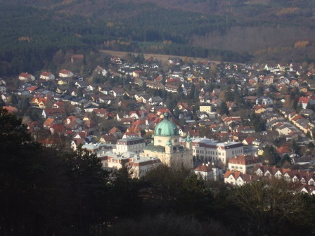 Foto: Wolfgang Dröthandl / Wandertour / Jauling und Guglzipf / Blick auf Berndorf von der Terrasse vor der Waldhütte; markant die Margarethenkirche / 16.11.2016 16:59:44