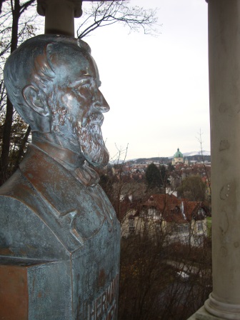 Foto: Wolfgang Dröthandl / Wandertour / Jauling und Guglzipf / Mühlweg vom Guglzipf talwärts: Krupp - Denkmal, im Hintergrund Margarethenkirche / 16.11.2016 16:57:54
