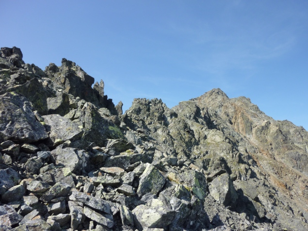 Foto: Manfred Karl / Klettertour / Schwarzhorn (3147 m), Ostgrat / Auch beim Zustieg heißt es schon aufpassen: Lose Blöcke liegen genug herum / 04.12.2016 19:35:38