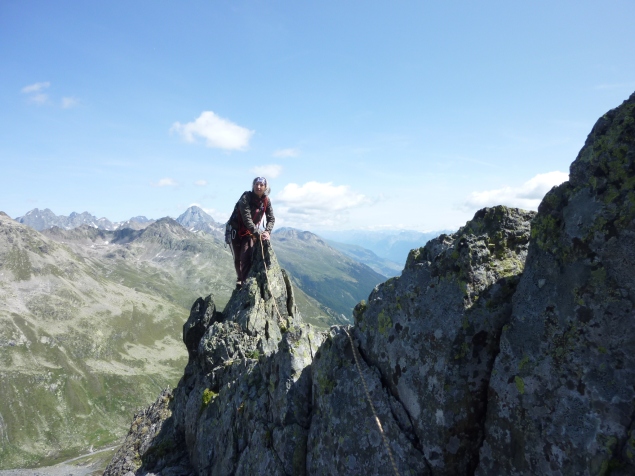 Foto: Manfred Karl / Klettertour / Schwarzhorn (3147 m), Ostgrat / Der Grat ist teilweise auch recht luftig / 04.12.2016 19:33:22