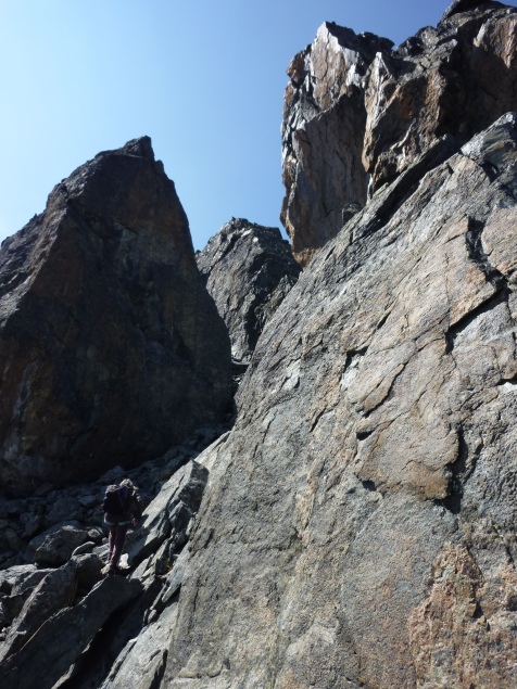 Foto: Manfred Karl / Klettertour / Schwarzhorn (3147 m), Ostgrat / Zyklopenhafter Aufbau des Gipfelgrates - überrraschend einfach geht es dazwischen durch / 04.12.2016 19:30:26