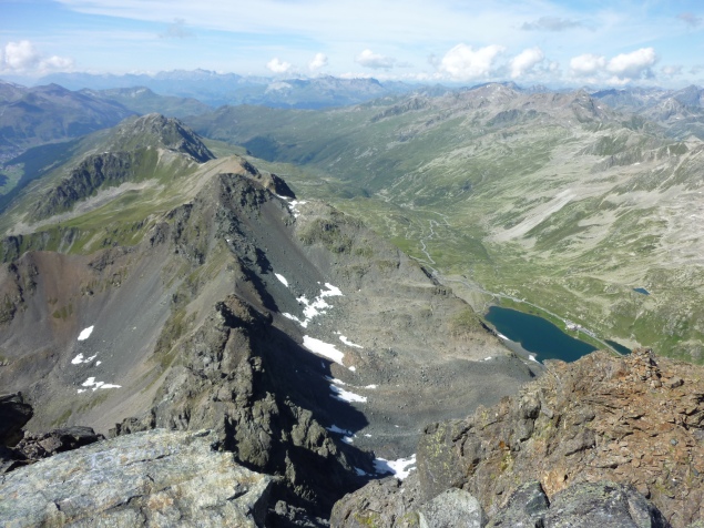 Foto: Manfred Karl / Klettertour / Schwarzhorn (3147 m), Ostgrat / Tiefblick zum Flüelapass / 04.12.2016 19:27:33