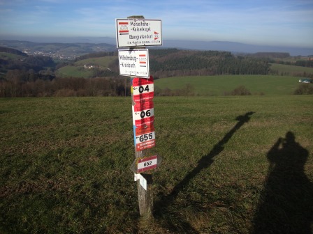 Foto: Wolfgang Dröthandl / Wandertour / Kaiserkogel - Überschreitung / Ab hier ein Stück weiter auf Asphalt... links im Hintergrund Rabenstein / 13.12.2016 18:06:46