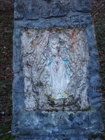 Foto: Wolfgang Dröthandl / Wandertour / Waxeneck - Vom Triestingtal ins Piestingtal / Obelisk am Weg nach Feichtenbach / 13.12.2016 18:38:14