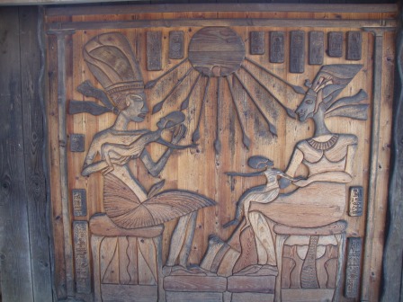 Foto: Wolfgang Dröthandl / Wandertour / Stanzer Sonnenweg / Garten Flora K: Holzrelief mit Echnaton, dem Pharao, der den monotheistischen Sonnenkult in Ägypten einführte / 30.01.2017 09:48:19