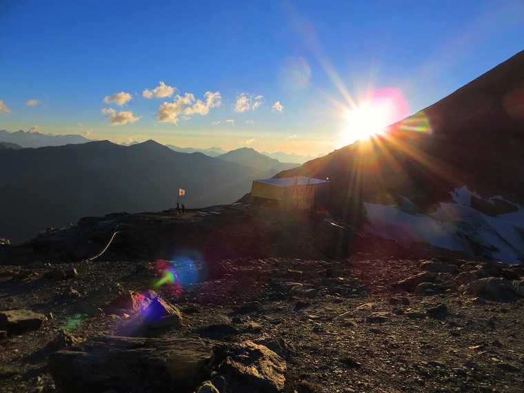 Foto: Andreas Koller / Wandertour / 4000er-Tour Bishorn (4153m) / Abendstimmung bei der Tracuithütte / 02.02.2017 03:05:51