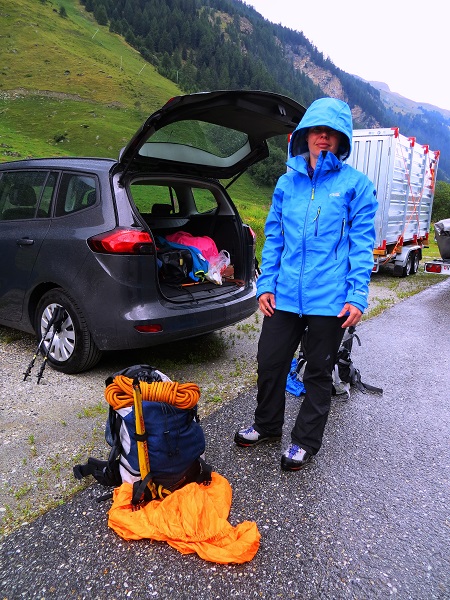 Foto: Andreas Koller / Wandertour / 4000er-Tour Bishorn (4153m) / Zurück am Parkplatz in Zinal / 02.02.2017 02:49:33