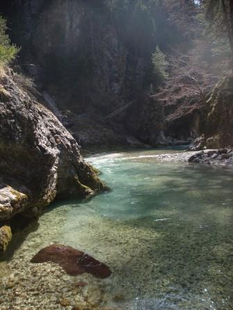 Foto: Wolfgang Dröthandl / Wandertour / Orrido dello Slizza (Gailitz - Schlucht) / Einer von mehreren schönen Rastpätzen am Wasser / 25.03.2017 19:28:01