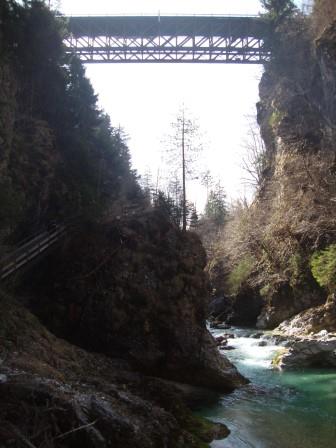 Foto: Wolfgang Dröthandl / Wandertour / Orrido dello Slizza (Gailitz - Schlucht) / Blick auf die alte Eisenbahnbrücke / 25.03.2017 19:26:40