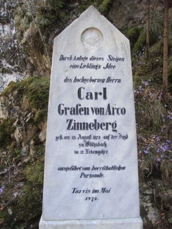 Foto: Wolfgang Dröthandl / Wandertour / Orrido dello Slizza (Gailitz - Schlucht) / Stele zu Ehren des Grafen Carl d' Arco Zinneberg, der den Bau dieser Weganlage förderte / 25.03.2017 19:26:03