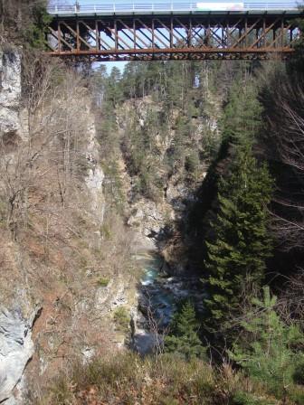 Foto: Wolfgang Dröthandl / Wandertour / Orrido dello Slizza (Gailitz - Schlucht) / Blick in die Slizza - Schlucht von Süden; Eisenbahnbrücke (um 1870, 63m Höhe, Flügelbahn nach Laibach) - heute Radweg AlpeAdria / 25.03.2017 19:23:44