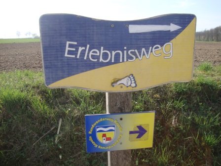 Foto: Wolfgang Dröthandl / Wandertour / Erlebnisweg zum Mittelpunkt Niederösterreichs (Kapelln) / Wegmarkierung, nicht zu verfehlen / 03.04.2017 09:55:33