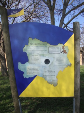 Foto: Wolfgang Dröthandl / Wandertour / Erlebnisweg zum Mittelpunkt Niederösterreichs (Kapelln) / Station 'Niederösterreichische Dialekte' (Etzersdorf) / 03.04.2017 09:54:36