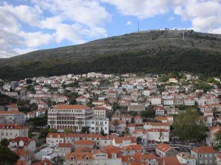 Foto: Wolfgang Dröthandl / Wandertour / Srd - Hausberg von Dubrovnik / Blick auf den Srd von der Festung Lovrijenac (Sender - Fort - Seilbahn - Restaurant - Kreuz), im Vordergrund Hotel Hilton Imperial / 14.04.2017 22:28:25