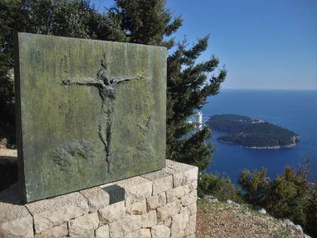 Foto: Wolfgang Dröthandl / Wandertour / Srd - Hausberg von Dubrovnik / Jede Serpentine eine Kreuzwegstation... (im Hintergrund Insel Lokrum) / 14.04.2017 22:24:27