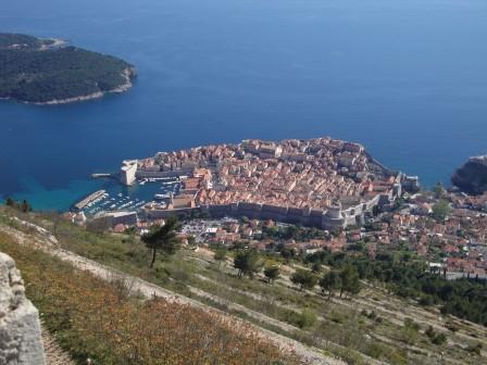 Foto: Wolfgang Dröthandl / Wandertour / Srd - Hausberg von Dubrovnik / Traumblick auf die Altstadt von Dubrovnik, links hinten Lokrum, im Vordergrund die Serpentinen des Aufstiegs / 14.04.2017 22:23:26
