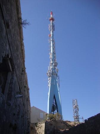 Foto: Wolfgang Dröthandl / Wandertour / Srd - Hausberg von Dubrovnik / Der Sender auf dem Gipfel (nachts in verschiedenen Farben beleuchtet) / 14.04.2017 22:22:32