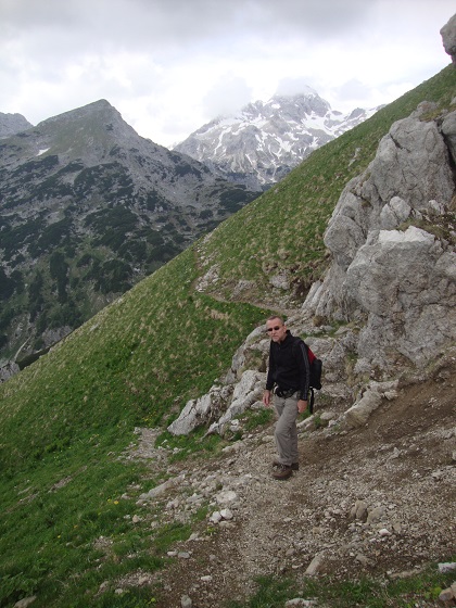 Foto: Wolfgang Dröthandl / Wandertour / Visevnik - Runde von Pokljuka / Nach der ausgesetzten Passage wendet sich der Weg auf die linke Bergseite; im Hintergrund Triglav / 07.06.2017 14:22:54