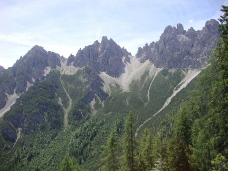 Foto: Wolfgang Dröthandl / Wandertour / Rifugio Giaf und Anello di Bianchi / Blick auf die Monfalconigruppe vom Aufstieg zur Cason del Boschet; ganz links Forcella Urtisiel / 23.06.2017 16:11:08