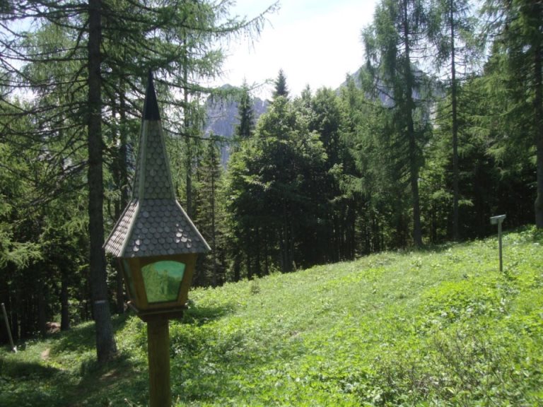 Foto: Wolfgang Dröthandl / Wandertour / Rifugio Giaf und Anello di Bianchi / Bildstock auf der Wiese am Sattel Cason del Boschet (1707m) / 23.06.2017 16:09:01