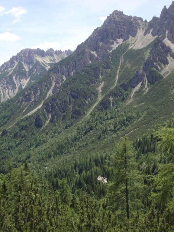 Foto: Wolfgang Dröthandl / Wandertour / Rifugio Giaf und Anello di Bianchi / Tiefblick auf das Rif. Giaf vom Höhenweg / 23.06.2017 16:05:34