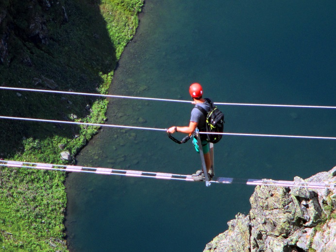 Foto: Andreas Koller / Klettersteigtour / Klettersteig Hochjoch (2520m) / Blick zur Seil-Hängebrücke / 16.10.2017 23:15:20