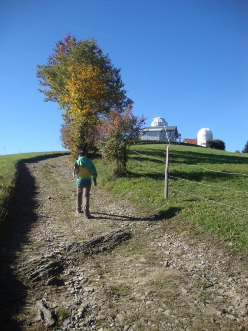 Foto: Wolfgang Dröthandl / Wandertour / Kukubauerwiese - Runde / Der Weg führt an der NÖ Volkssternwarte 'Antares' vorbei / 29.10.2017 21:09:31