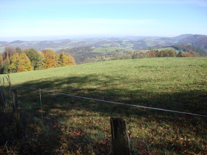 Foto: Wolfgang Dröthandl / Wandertour / Kukubauerwiese - Runde / Blick vom Gipfelkreuz Richtung Gerichtsberg und Gölsental im Osten; in Bildmitte sind Sternwarte und Windrad erkennbar / 29.10.2017 21:01:43