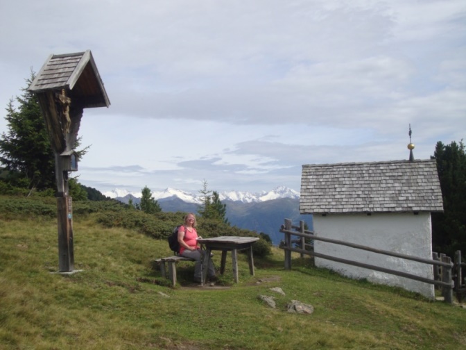 Foto: Wolfgang Dröthandl / Wandertour / Über die Lüsner Alm zum Glittner See / Jakobstöckl auf der Lüsner Alm, am Horizont die Zillertaler Alpen nach einem Wintereinbruch im Sommer... / 04.11.2017 23:09:48