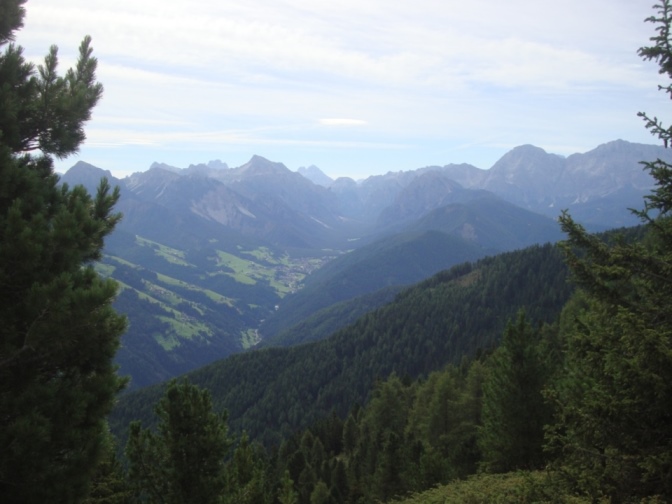 Foto: Wolfgang Dröthandl / Wandertour / Über die Lüsner Alm zum Glittner See / St. Vigil in Enneberg und das Rautal (Blick nach Osten) / 04.11.2017 23:08:56