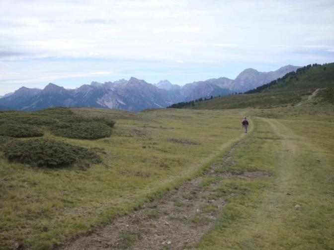 Foto: Wolfgang Dröthandl / Wandertour / Über die Lüsner Alm zum Glittner See / Auf dem Anton Schwingshackl - Höhenweg mit Blick über das Gadertal auf die Fanesberge / 04.11.2017 23:06:50
