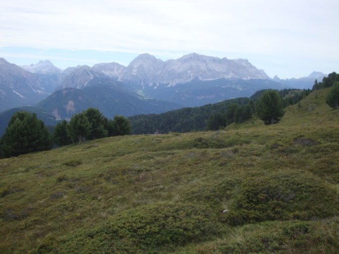 Foto: Wolfgang Dröthandl / Wandertour / Über die Lüsner Alm zum Glittner See / Neuner, Kreuzkofel jenseits des Gadertals, am rechten Bildrand Civetta / 04.11.2017 23:04:17