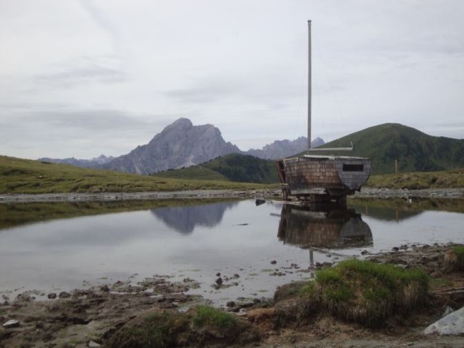 Foto: Wolfgang Dröthandl / Wandertour / Über die Lüsner Alm zum Glittner See / Unerwartet klein, dafür mit einer Kunstinstallation in Form eines Wikingerbootes: Glittner See / 04.11.2017 23:03:22